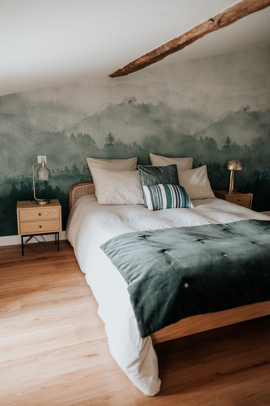 Belle chambre avec lit couleur pastel vert