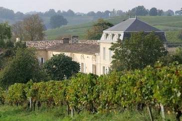 Découvrez le vignoble bordelais le temps d'un week-end à Saint-Emilion, visite de cave à vin, dégustation grand cru, nuit en domaine viticole.