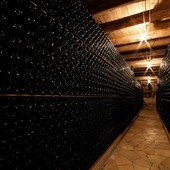 Les températures fraiches arrivent ; quoi de mieux que de se blottir dans une cave pour découvrir les vins et apprécier ce mur de bouteilles :) 
#saintemilion #saintemiliongrandcru #decouverte #bordeaux #vinrouge #oenologie #degustation #grandcru #grandcruclasse #vin #millesime